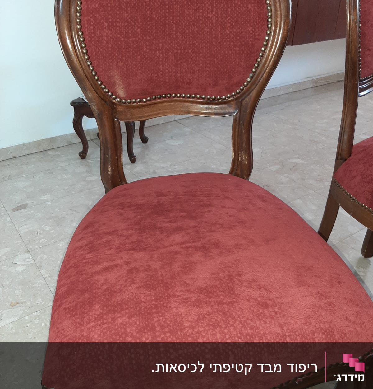 כיסא עץ עם ריפוד אדום ומסמרים דקורטיביים